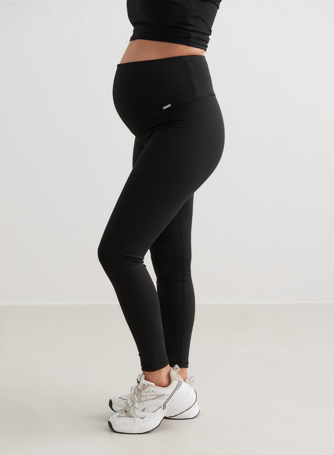 My first time trying on maternity tights at 30 weeks! @aimn