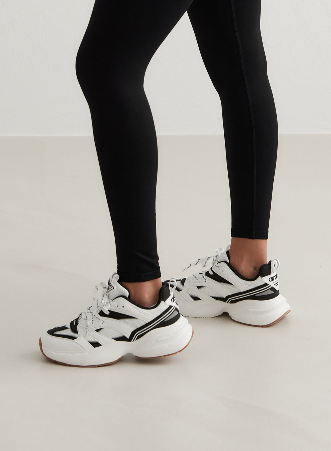 Black/White Athena 100 – AIM'N